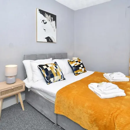 The Yellow Door By Avenew Management Serviced Accommodation Stoke-on-Trent Exterior photo