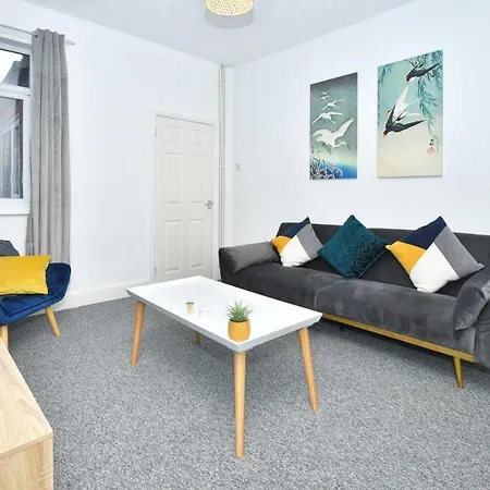 The Yellow Door By Avenew Management Serviced Accommodation Stoke-on-Trent Exterior photo