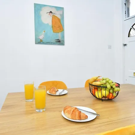 The Yellow Door By Avenew Management Serviced Accommodation Stoke-on-Trent Exterior photo