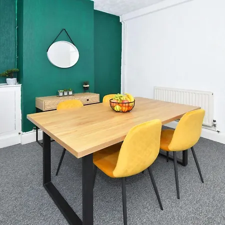 The Yellow Door By Avenew Management Serviced Accommodation Stoke-on-Trent Exterior photo