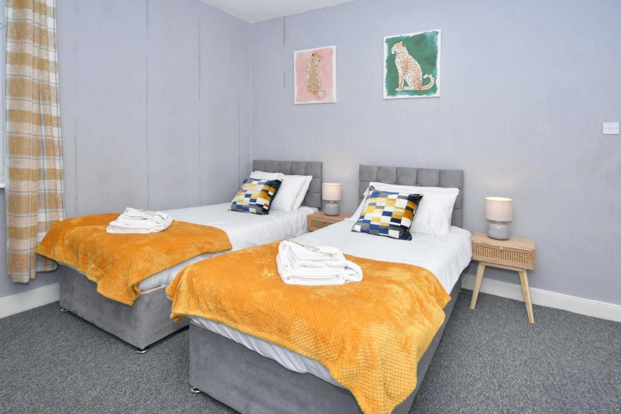 The Yellow Door By Avenew Management Serviced * Stoke-on-Trent