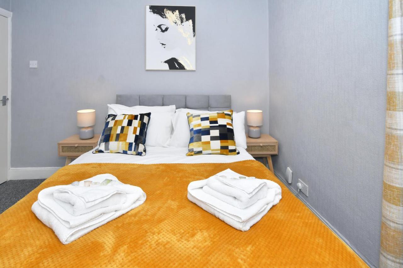 The Yellow Door By Avenew Management Serviced Stoke-on-Trent